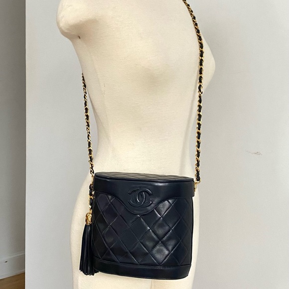 Vintage Chanel 80s 90s Navy Blue Lambskin Flap Bucket Shoulder Bag - Picture 13 of 16